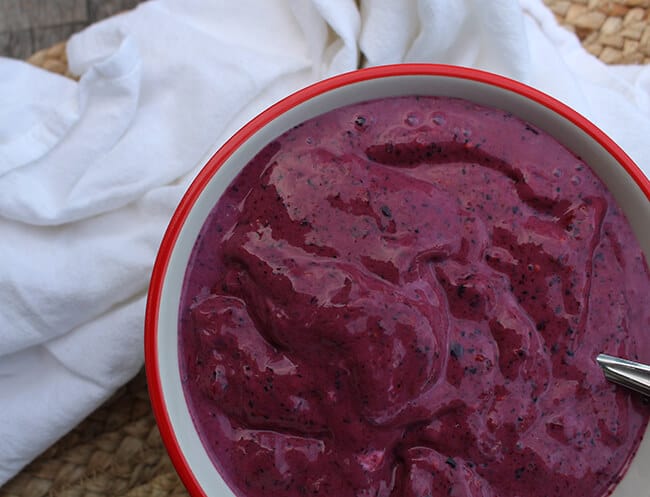 http://www.sandytoesandpopsicles.com/wp-content/uploads/2015/10/How-to-make-a-Yogurt-Berry-Bowl-Recipe.jpg