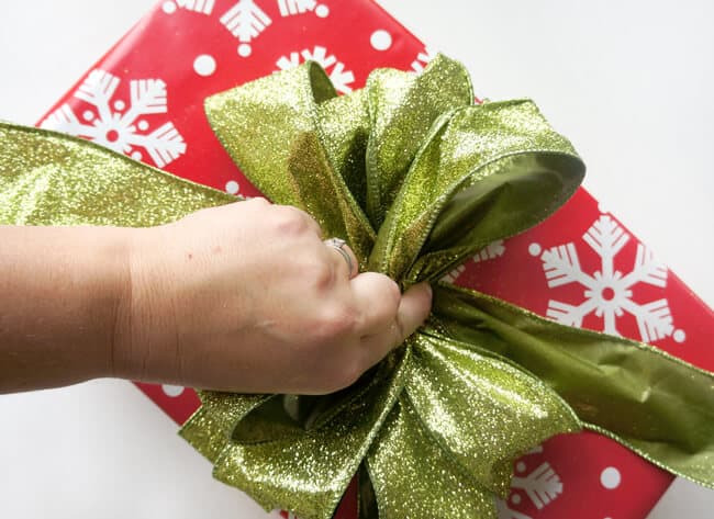 How to Make a Bow Out of Ribbon - Best Ways to Tie Bows on Gifts