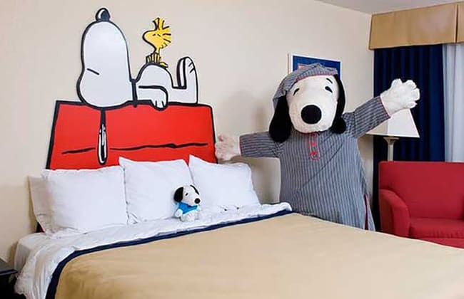 snoopy-themed-hotel-room