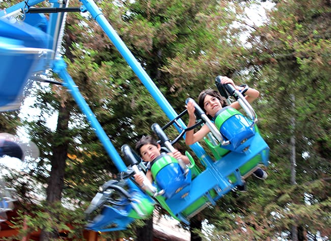 camp-snoopy-new-ride-linus-blanket