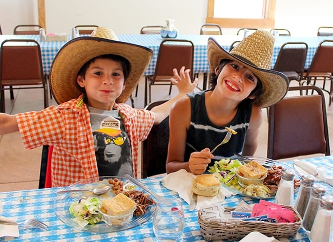 chuck-wagon-dinner-theater-kanab-utah