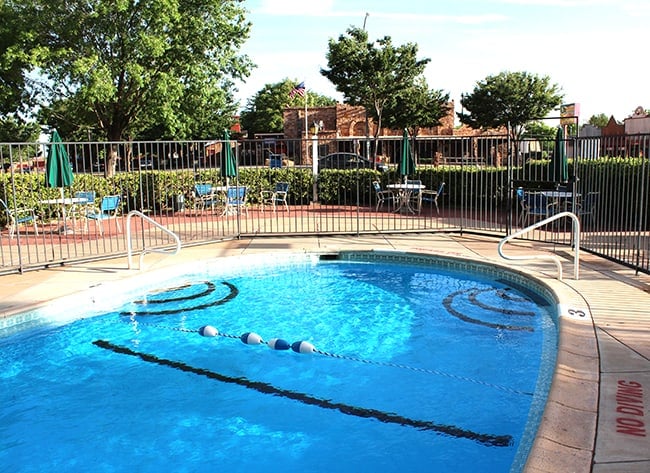 parry-lodge-kanab-pool