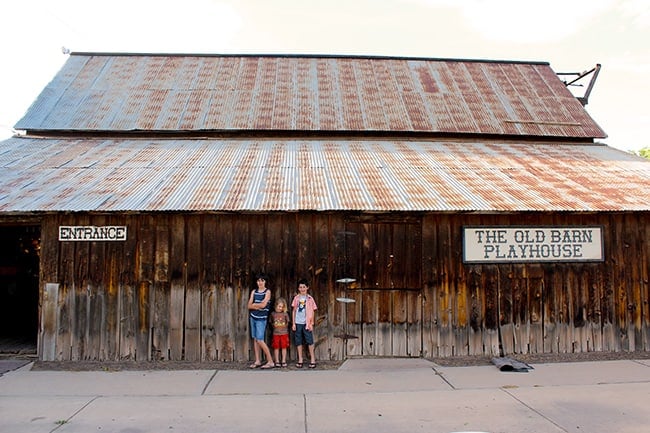 parry-lodge-kanab-utah-old-time-barn