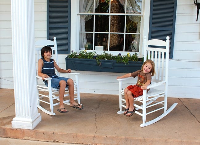 parry-lodge-motel-rocking-chairs