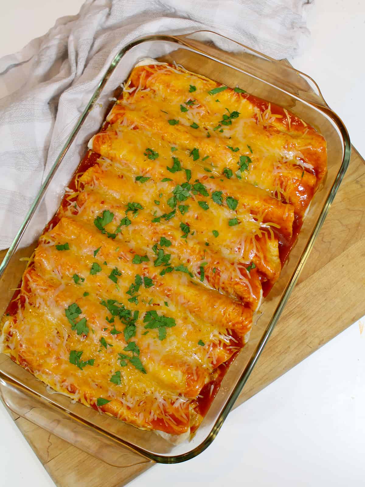 https://www.sandytoesandpopsicles.com/wp-content/uploads/2015/01/Best-Ever-Easy-Chicken-Sour-Cream-Enchiladas.jpg