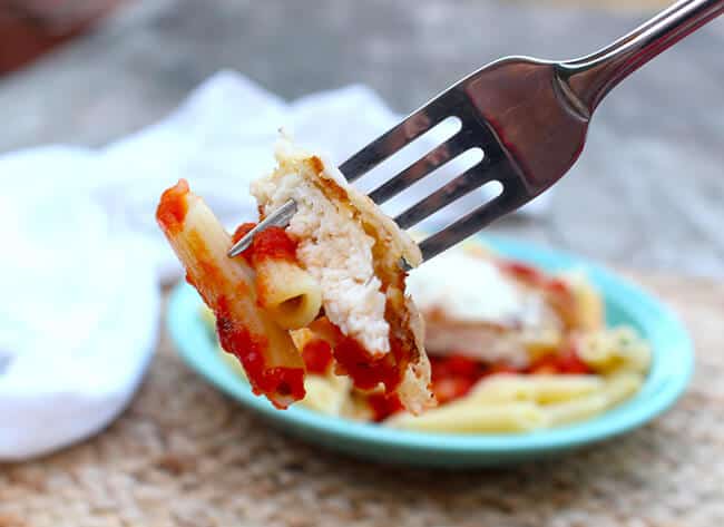 Easy Chicken Parmesan that your family will LOVE!!!!!! Make this family-friendly meal in less than 30 minutes – www.sandytoesandpopsicles.com