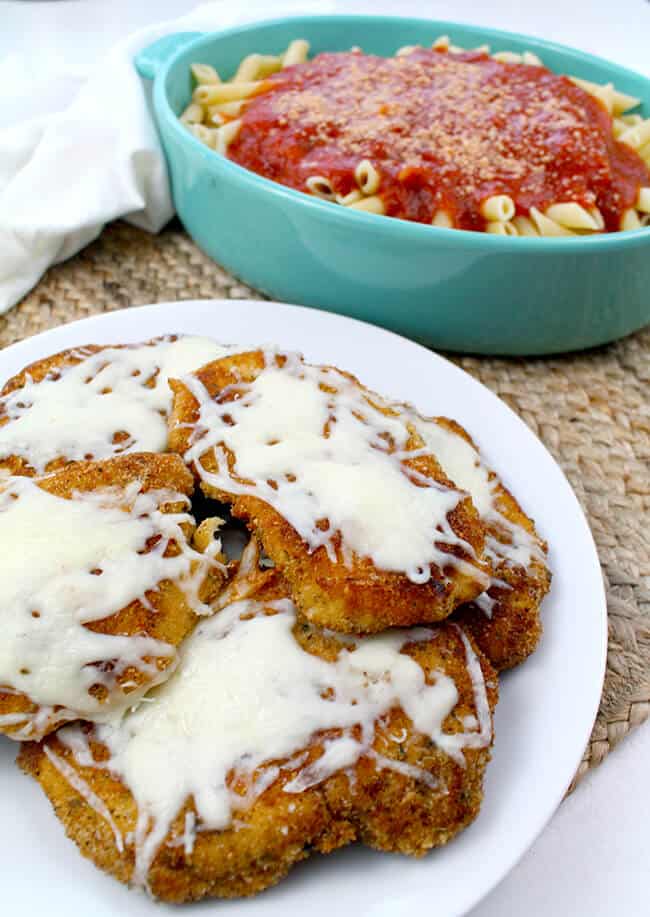 Easy Chicken Parmesan that your family will LOVE!!!!!! Make this family-friendly meal in less than 30 minutes – www.sandytoesandpopsicles.com