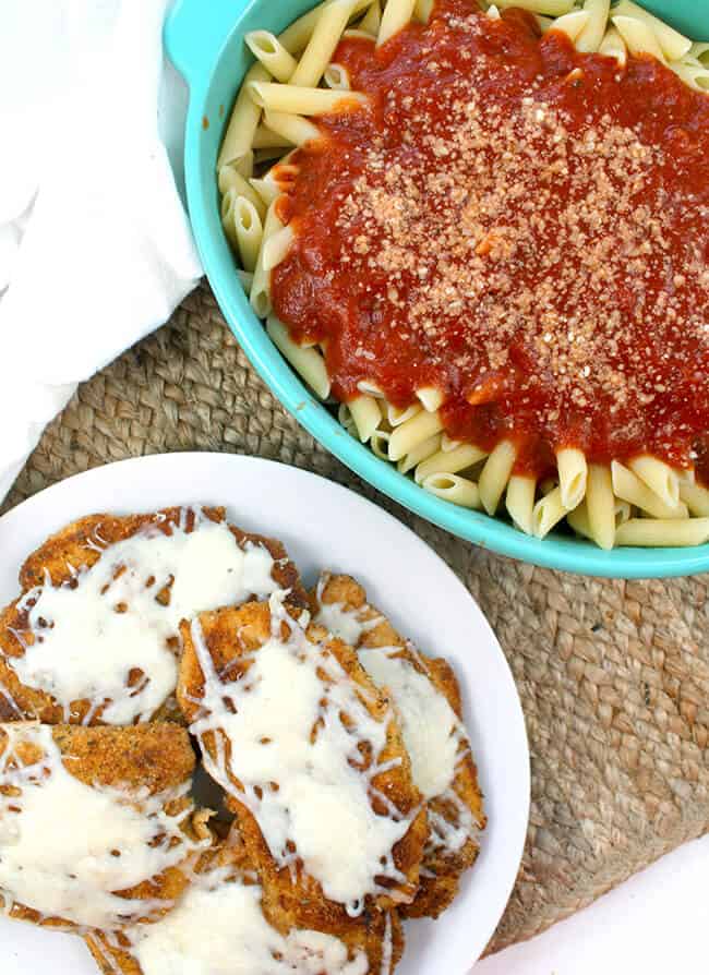 Easy Chicken Parmesan that your family will LOVE!!!!!! Make this family-friendly meal in less than 30 minutes – www.sandytoesandpopsicles.com