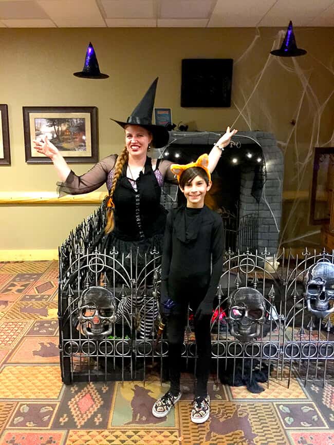 great_wolf_lodge_halloween_trick_or_treat_station