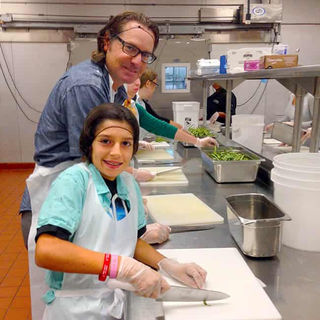kids_helping_at_meals_on_wheels