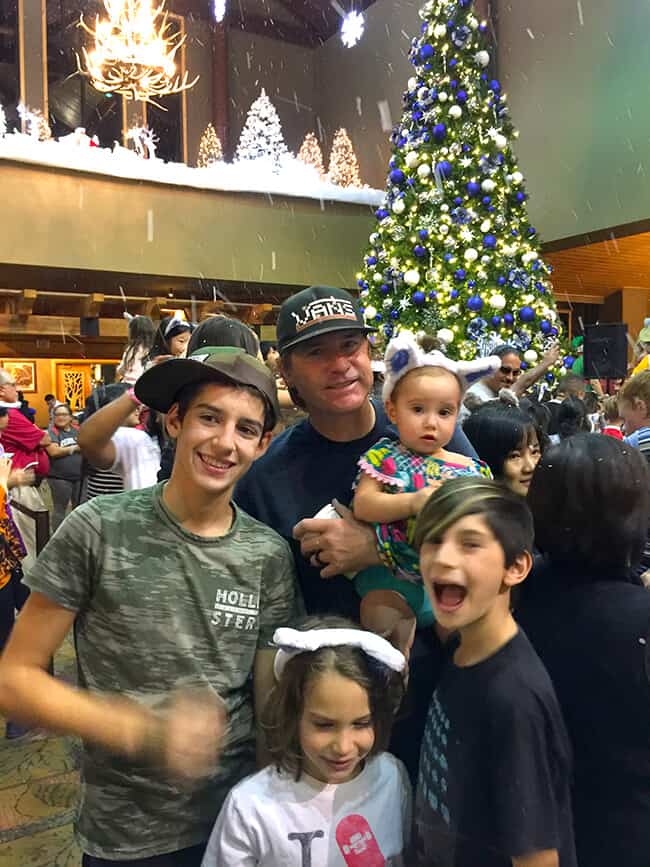 https://www.sandytoesandpopsicles.com/wp-content/uploads/2017/11/Tree-Lighting-at-Great-Wolf-Lodge-Anaheim.jpg