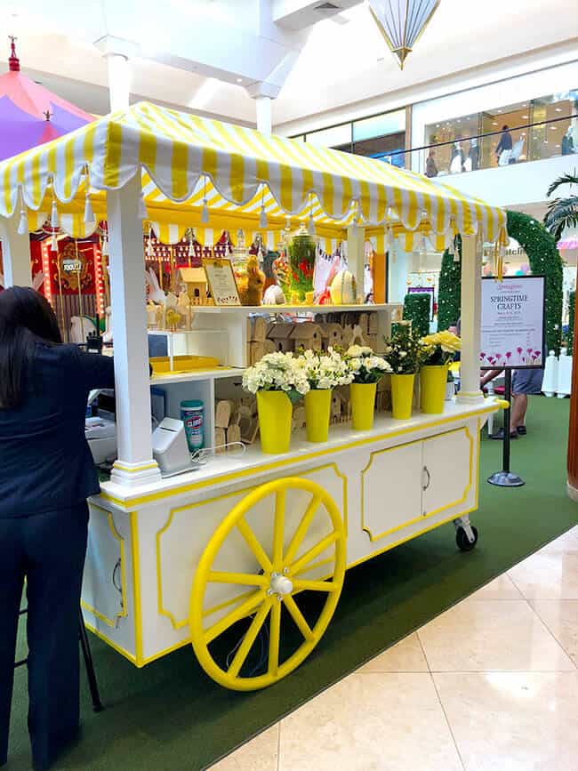 VIDEO) Holiday Decorations Return to South Coast Plaza for 2021, Yellow  Productions